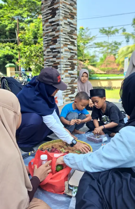 Anak dan pamong berkarya bersama