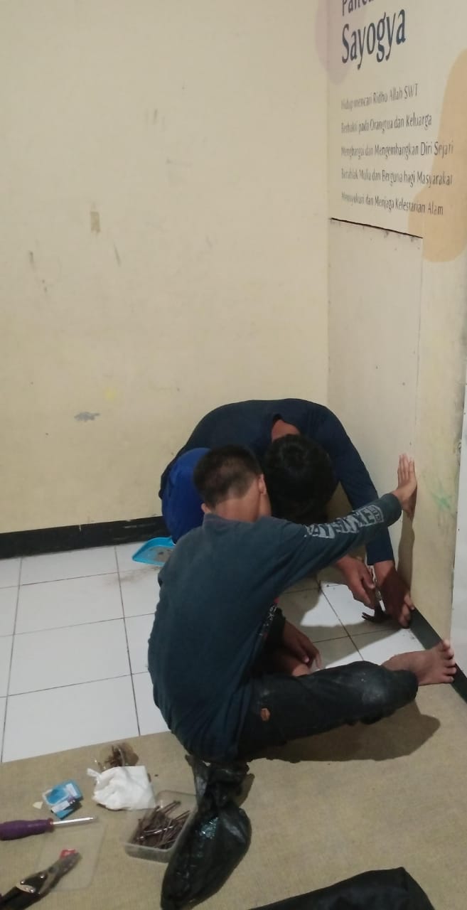 sayogya memperbaiki rumah