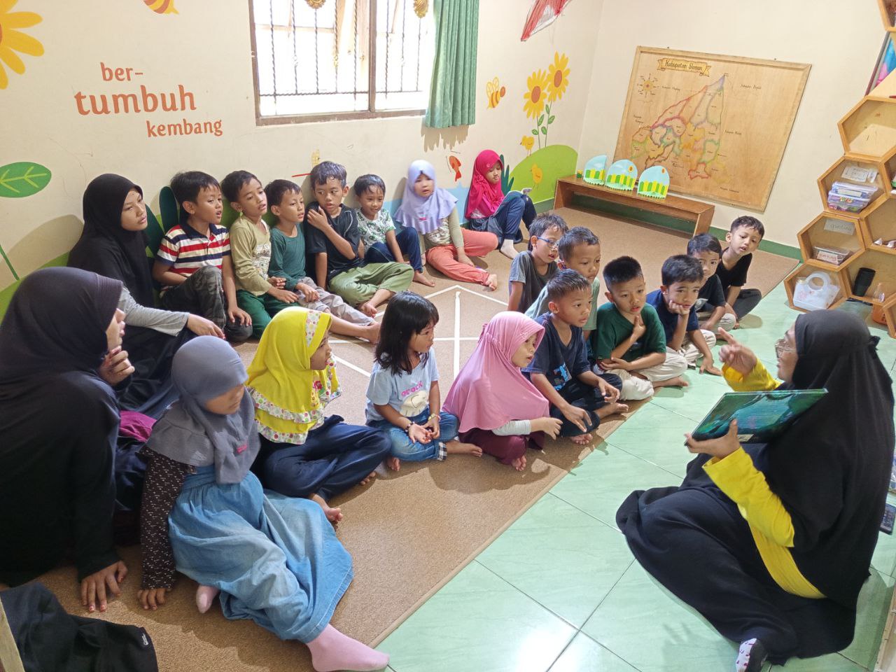 membaca nyaring read aloud di Sekolah Alam Yogyakarta