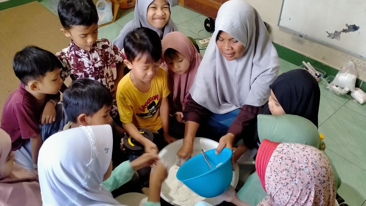 menanam kacang tanah hingga mengolah sampai menjadi kue