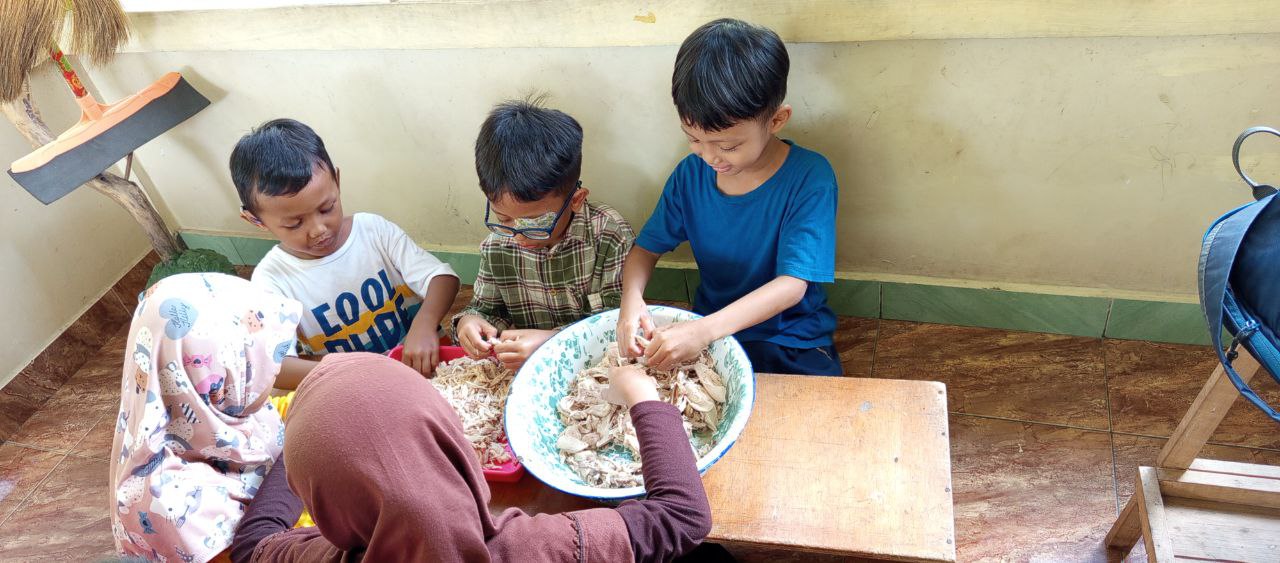 sedekah jumat sayogya sekolah alam yogyakarta